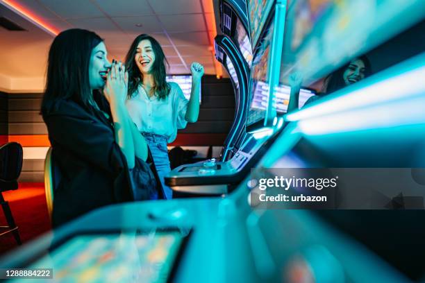 friends playing on slot machines - the beat the chic party stock pictures, royalty-free photos & images