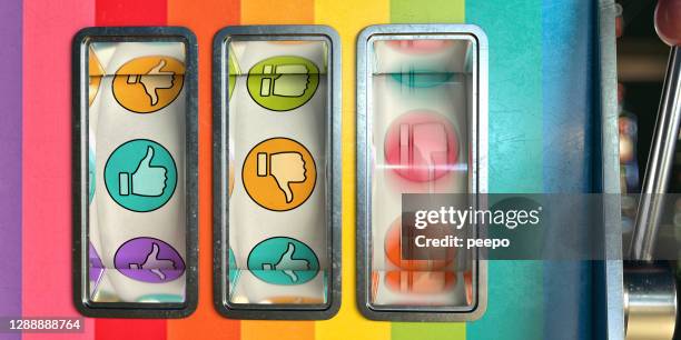 slot machine ein bewaffnetes bandit mit mehrfarbigen like / dislike icons - feedback stock-fotos und bilder