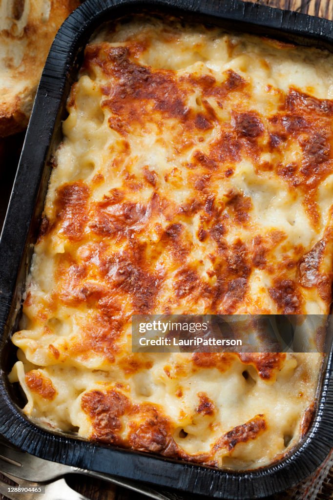 Tire o frango cremoso Alfredo Lasanha com Pão de Alho