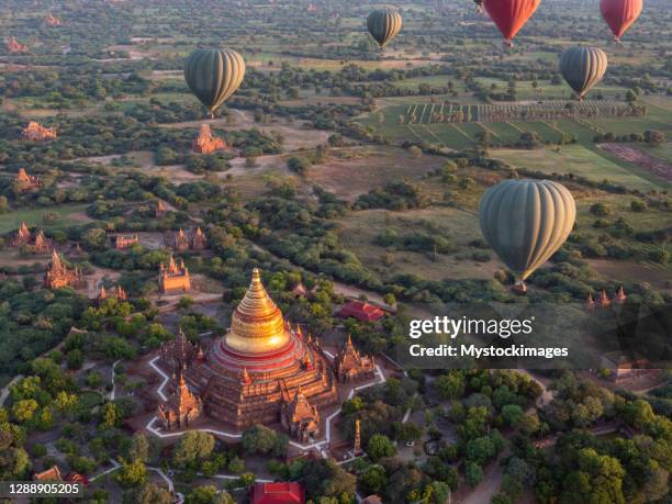 dhammayazika pagode tempel und heißluftballons in myanmar - bagan stock-fotos und bilder