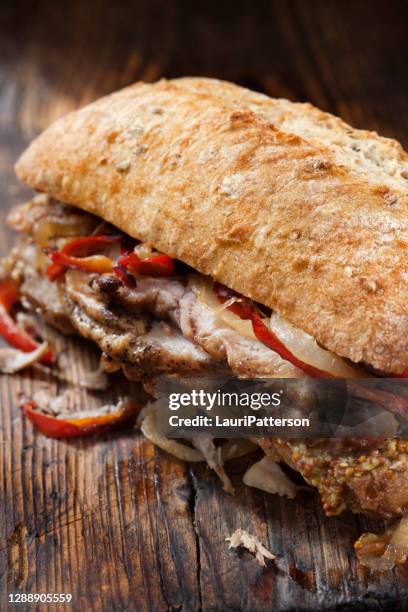 sandwich de cerdo asado con pimientos a la parrilla, cebolla y mostaza granulada en pan ciabatta - ciabatta fotografías e imágenes de stock