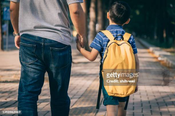 padre e hijo yendo al jardín de infantes - boys school fotografías e imágenes de stock