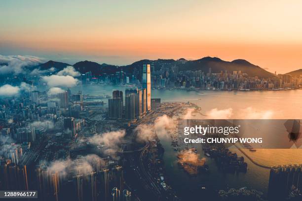der sonnenuntergang von hongkong - aerial hong kong stock-fotos und bilder