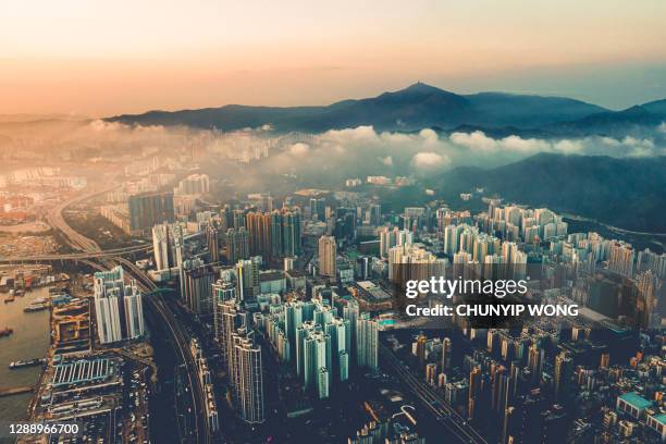 luchtmening van de flats van hong kong in stadsgezichtachtergrond, het district van de po van sham. woondistrict in slimme stad - smart communicate elevation view stockfoto's en -beelden