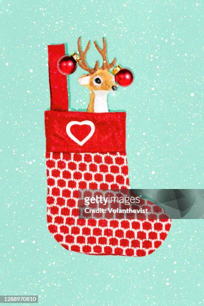 christmas santa claus socks decoration on green mint background - pink sock stockfoto's en -beelden