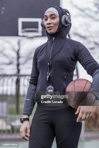 hermosa joven atleta de baloncesto femenino que lleva un hiyab - black pants woman fotografías e imágenes de stock