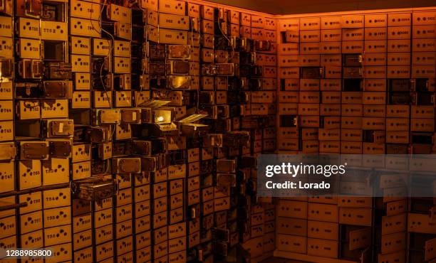 cofre de banco vintage e caixas de segurança - caixa de depósito de cofre - fotografias e filmes do acervo