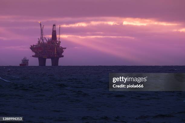 industrieel booreiland offshore platform bouwplaats aan de noordzeekust - bouwplatform stockfoto's en -beelden