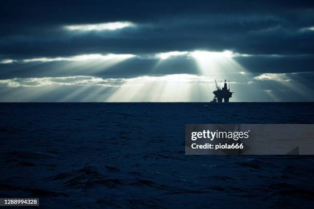 industriell oljerigg offshore plattform byggarbetsplats på nordsjökusten - bergen bildbanksfoton och bilder