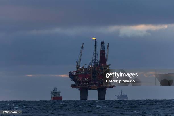 plataforma petrolífera industrial en alta mar: lejos de un recurso sostenible - mar del norte fotografías e imágenes de stock