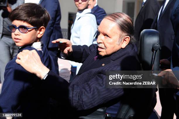 Le président de la république algérienne Abdelaziz Bouteflika assisté par l'un de ses neveux a voté pour les élections législatives le 4 mai 2017 à...