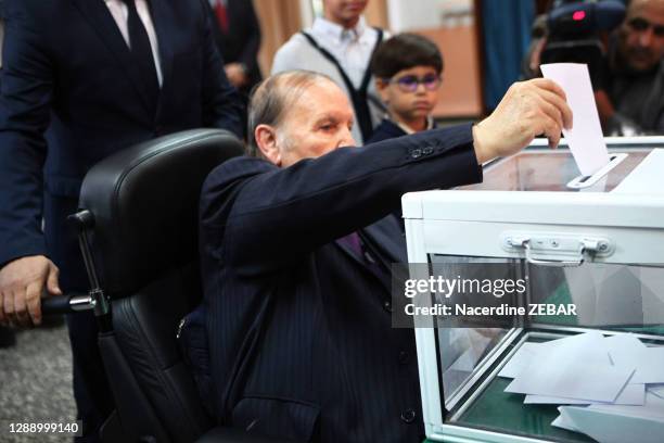 Le président de la république algérienne Abdelaziz Bouteflika vote pour les élections législatives le 4 mai 2017 à Alger, Algérie.