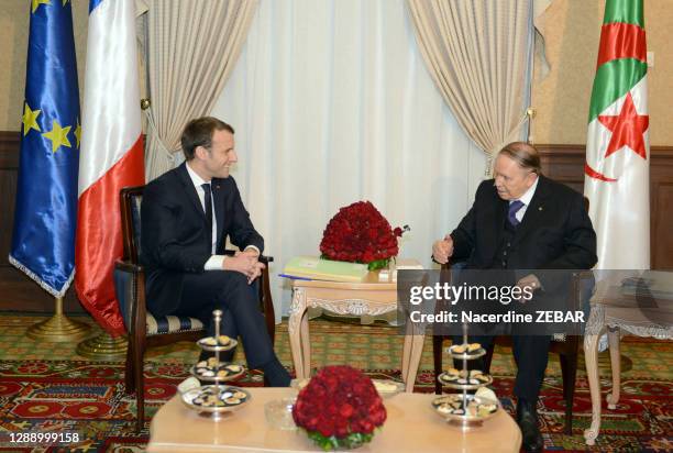Le président algérien Abdelaziz Bouteflika reçoit le président de la république française Emmanuel Macron le 6 décembre 2017, dans sa résidence à...