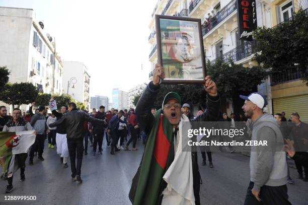 Des milliers de manifestants ont marché contre la candidature d'Abdelaziz Bouteflika aux prochaines elections presidentielles d'avril 2019 pour un...