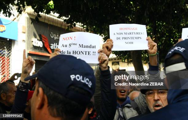 Des milliers de manifestants ont marché contre la candidature d'Abdelaziz Bouteflika aux prochaines elections presidentielles d'avril 2019 pour un...