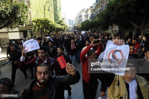 Des milliers de manifestants ont marché contre la candidature d'Abdelaziz Bouteflika aux prochaines elections presidentielles d'avril 2019 pour un...