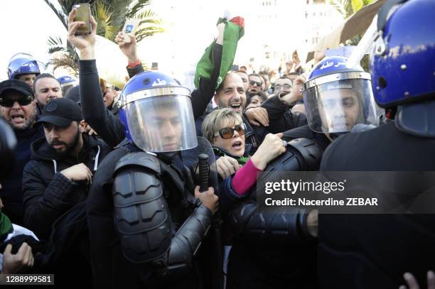 Des milliers de manifestants ont marché contre la candidature d'Abdelaziz Bouteflika aux prochaines elections presidentielles d'avril 2019 pour un...