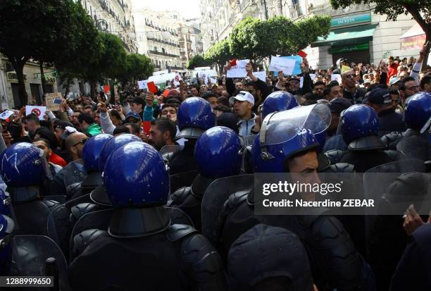 Des milliers de manifestants ont marché contre la candidature d'Abdelaziz Bouteflika aux prochaines elections presidentielles d'avril 2019 pour un...