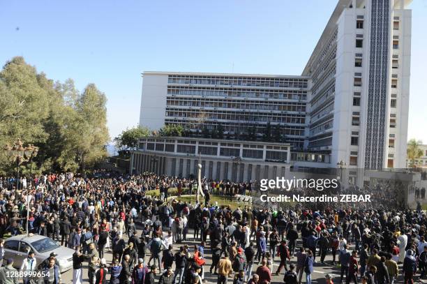 Des milliers de manifestants ont marché vers le palais du gouvernement contre la candidature d'Abdelaziz Bouteflika aux prochaines elections...