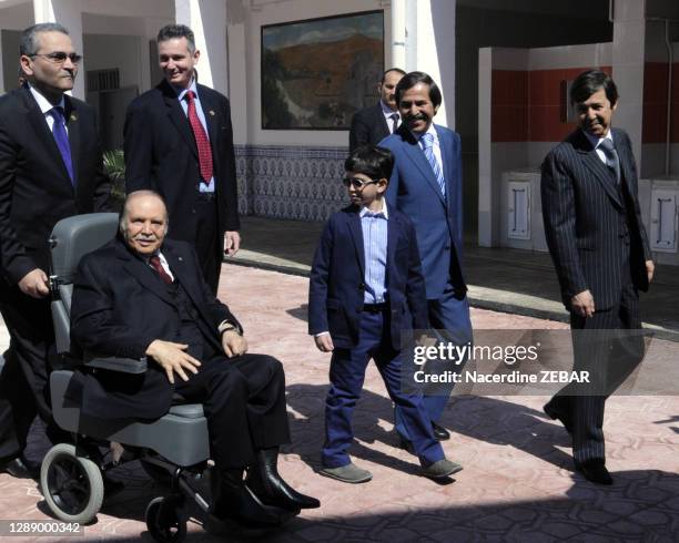 Abdelaziz Bouteflika en fauteuil roulant, avec à ses côtés ses frères Said et Nasser Bouteflika se rendant au bureau de vote pour les élections...