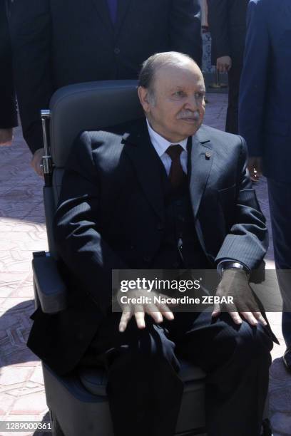 Abdelaziz Bouteflika en fauteuil roulant se rendant au bureau de vote pour les élections présidentielles le 17 avril 2014, à Alger, Algérie.