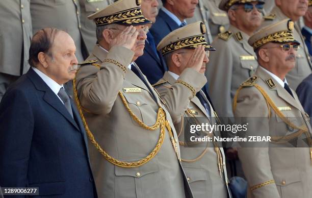 Le président de la République Abdelaziz Bouteflika et le général major Ahmed Gaid Salah avec d'autres généraux de l'arme?e algérienne le 26 juin 2011...