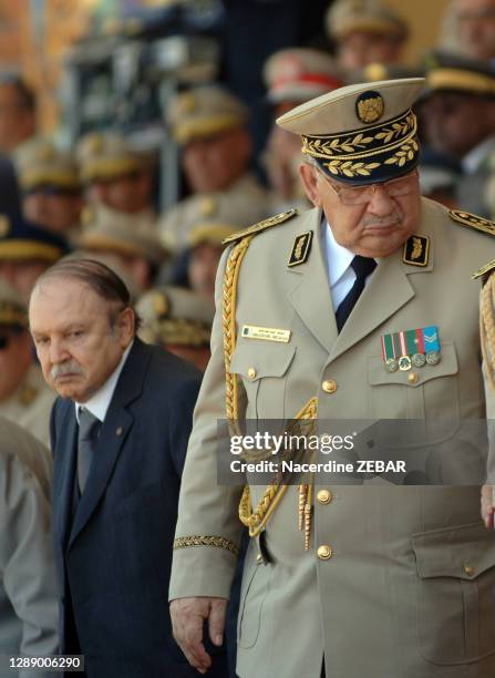 Le président de la République algérienne Abdelaziz Bouteflika et le général major Ahmed Gaid Salah lors d'une parade militaire le 5 juillet 2012,...