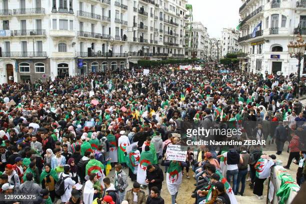 Foule avec des pancartes et des drapeaux algériens lors de la manifestation de médecins et d'étudiants ayant appelé au respect de la constitution et...
