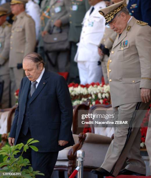 Le président de la République algérienne Abdelaziz Bouteflika et le général major Ahmed Gaid Salah lors d'une parade militaire le 5 juillet 2012,...