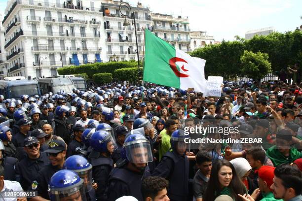 Policiers et manifestants devant le Palais du gouvernement sous haute protection lors de la manifestation des étudiants hostiles au pouvoir en place...