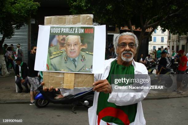 Affiche du général Gaid Salah avec un slogan "Vous parlez à un mur" lors de la manifestation des Algériens pour le départ du régime et la mise en...