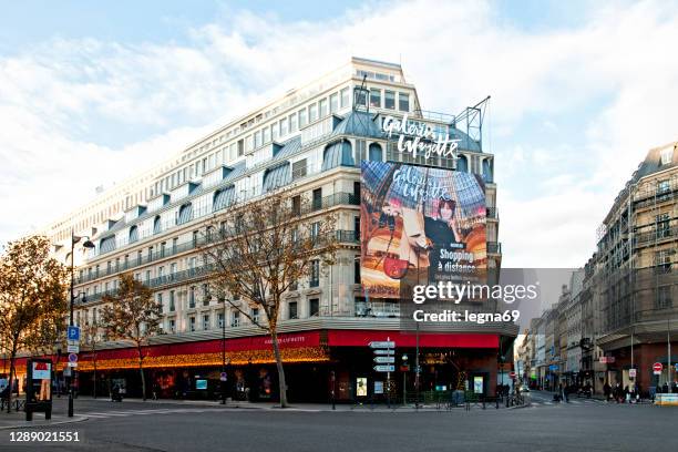fassade des kaufhauses galeries lafayette, während der zweiten sperrung covid19 - galeries lafayette paris haussmann stock-fotos und bilder