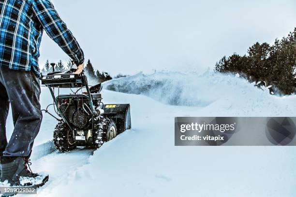 sneeuwwinter - mens die een sneeuwblazer in openlucht gebruikt - sneeuwmachine stockfoto's en -beelden