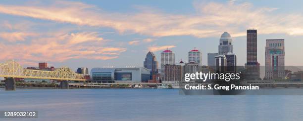 louisville skyline panorama - kentucky - louisville stock-fotos und bilder