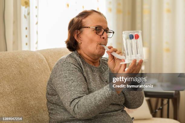 oude vrouw met ademhalingsproblemen thuis - copd patient stockfoto's en -beelden