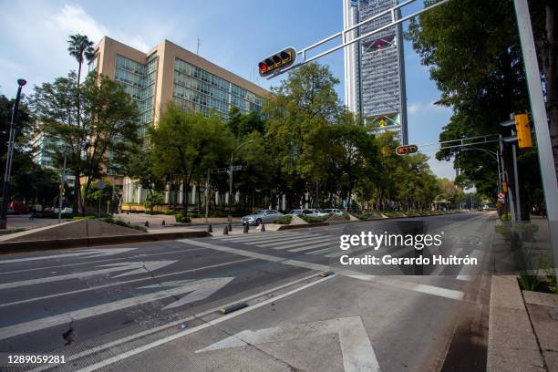 detail of a section of paseo de la reforma - mexico city street stock pictures, royalty-free photos & images