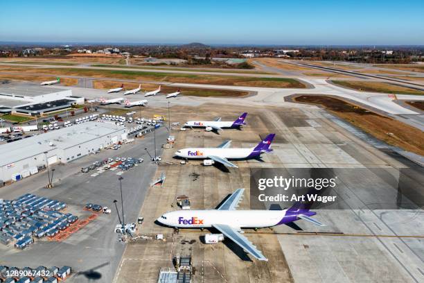 fed ex cargo plans - nashville airport stock pictures, royalty-free photos & images