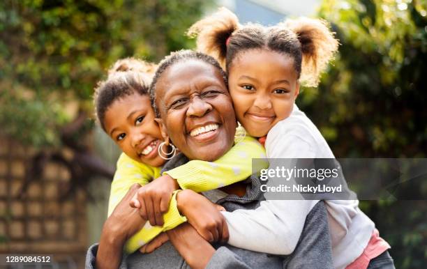 ik hou van mijn kleinkinderen! - group of black people stockfoto's en -beelden