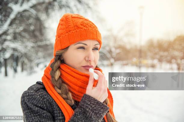 winterstimmung ohne rissige lippen - gesicht kälte stock-fotos und bilder