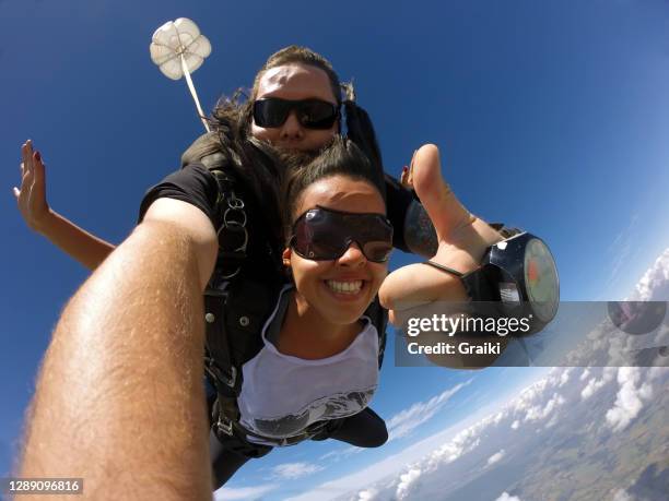 skydiving tandem selfie smile couple - fallschirmsprung stock-fotos und bilder