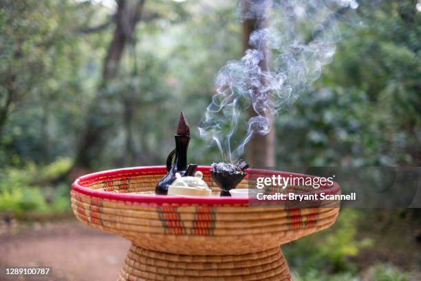 ethiopian coffee ceremony - ethiopian coffee ceremony imagens e fotografias de stock