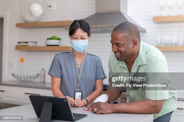 le professionnel médical fait l’appel à la maison - occupational therapy kitchen photos et images de collection