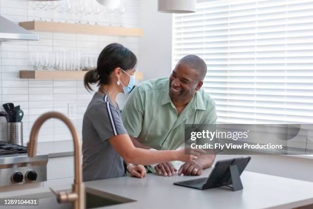 le professionnel médical fait l’appel à la maison - occupational therapy kitchen photos et images de collection