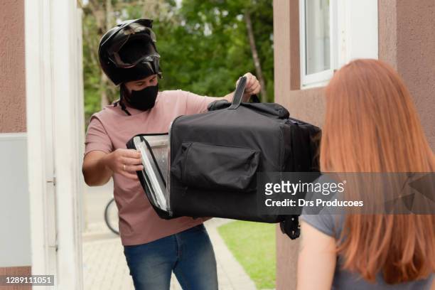 motoboy delivering an order - motoboy stock pictures, royalty-free photos & images