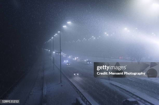 snow motorway in heavy snow storm at night - traffic accident photos et images de collection