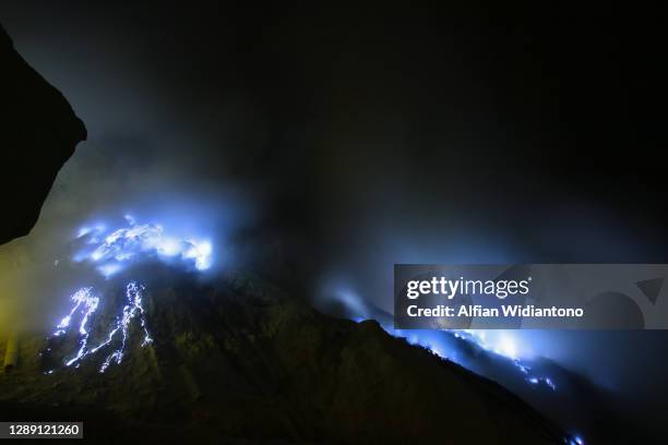 ijen blue fire - schwefel stock-fotos und bilder