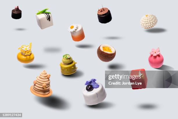 flying desserts - throw cake stock pictures, royalty-free photos & images