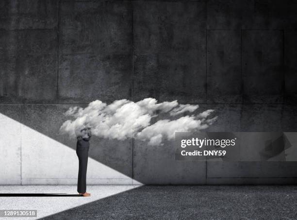mujer de pie bajo una nube de estrés - estar-en-las-nubes fotografías e imágenes de stock