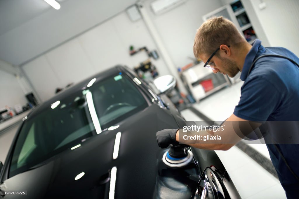 Servicio de pulido de coches.