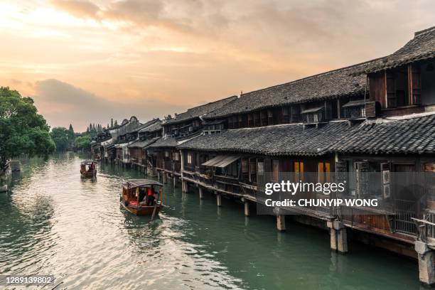 歴史的な風光明媚な町、烏鎮の風景 - yangtze river ストックフォトと画像